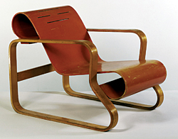 Alvar Aalto, Paimio Chair, 1930,
Birch plywood and solid birch, painted seat,
V&A: W.14-1987
© V&A Images/Victoria and Albert Museum, London Modernism: Designing a New World 1914-1939 to Emphasize American Works