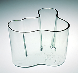 Alvar Aalto, Savoy Vase, 1936,
Mold-blown bottle glass,
V&A: C.226-1987
© V&A Images/Victoria and Albert Museum, London Modernism: Designing a New World 1914-1939 to Emphasize American Works