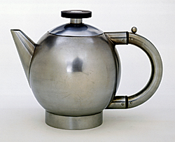 Naum Slutzky, Teapot, 1928,
Brass with a matte chromium surface and ebony knop
© V&A Images/Victoria and Albert Museum, London Modernism: Designing a New World 1914-1939 to Emphasize American Works