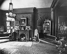 1904 photograph showing original pocket doors.