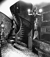 1904 photograph of the entry hall.