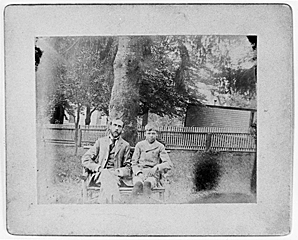 Fig. 3: Edward Hopper and his father Garret in the backyard of their home in Nyack. Courtesy of The Arthayer R. Sanborn Hopper Collection Trust. 