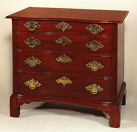 Chippendale Serpentine Front Chest of Drawers (3)