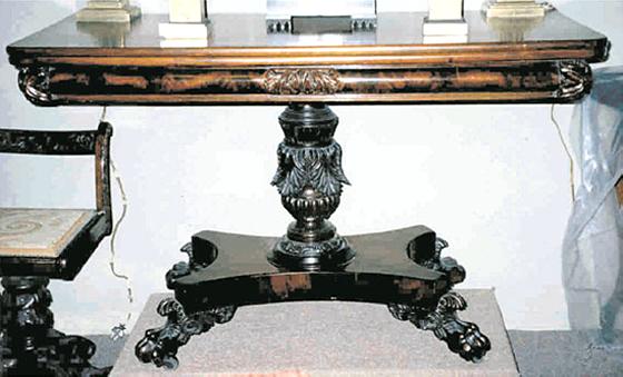 Quervelle Breakfast Table