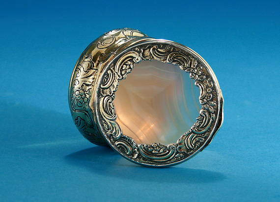 GEORGE II / III SILVER-GILT AGATE SNUFF BOX,  England, c1760, Unmarked