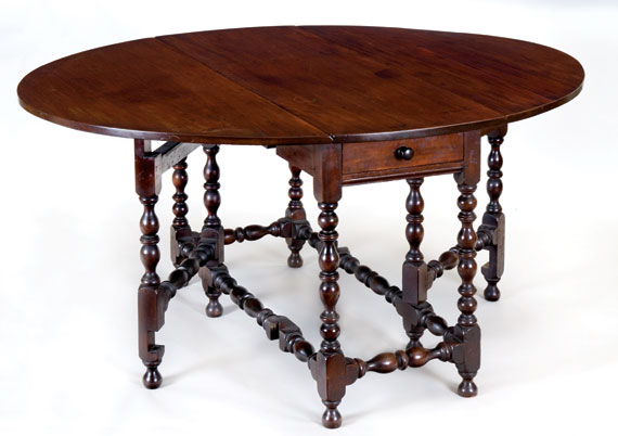 An Exceptional Mahogany Gateleg Dining Table